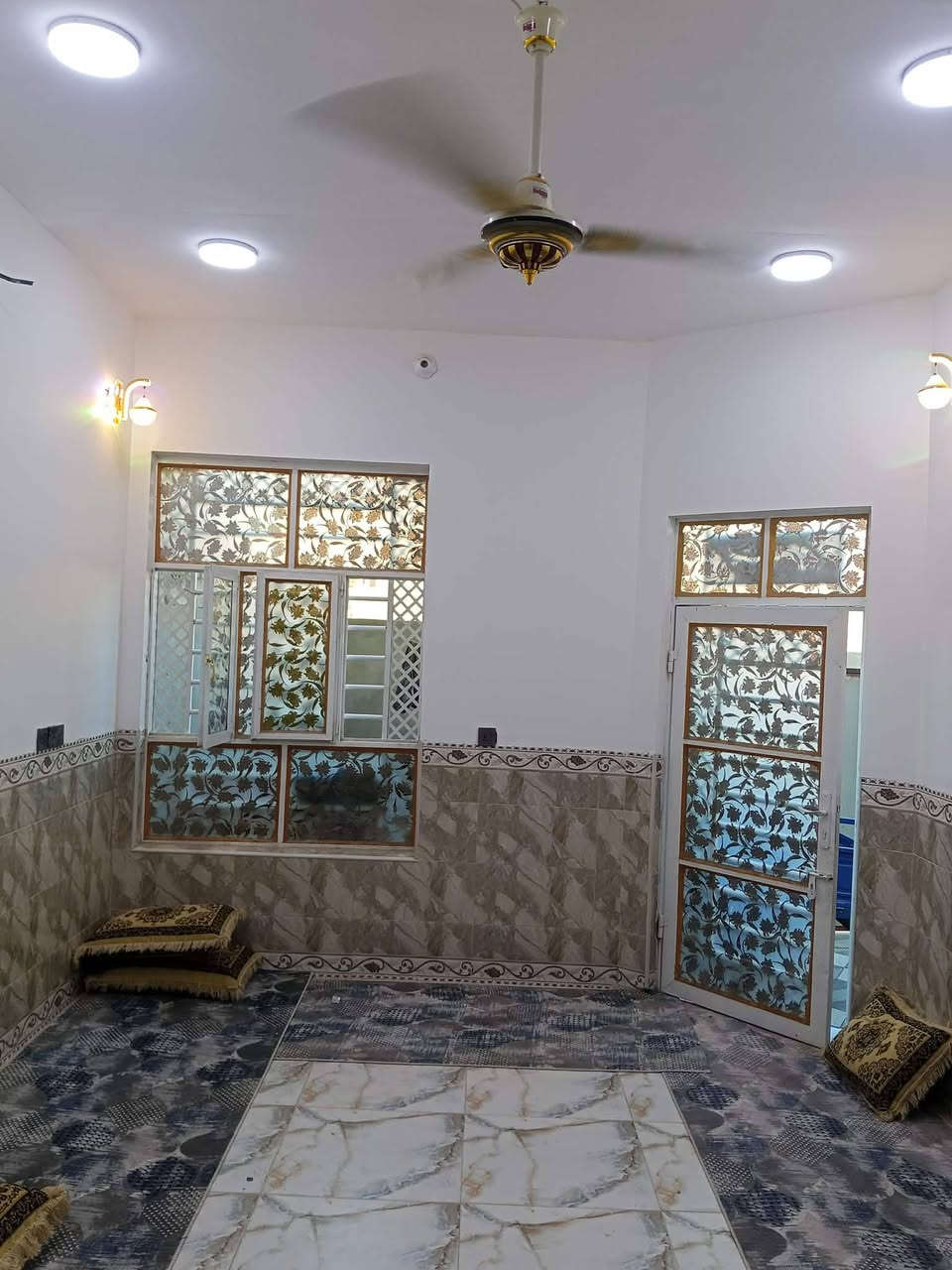 السلام عليكم دار للبيع المساحه ٢٠٠ م بناء بلوك جديد كهرباء + ماء + يتكون من غرفتين + صاله +استقبال + صحيات داخلي + خارجي + مطبخ  مجاري الشارع مشمول التبليط مشمول بالطابو الموقع الحمزه الشرقي  كاع ابو سكينه قرب المدارس الصينيه ***********
