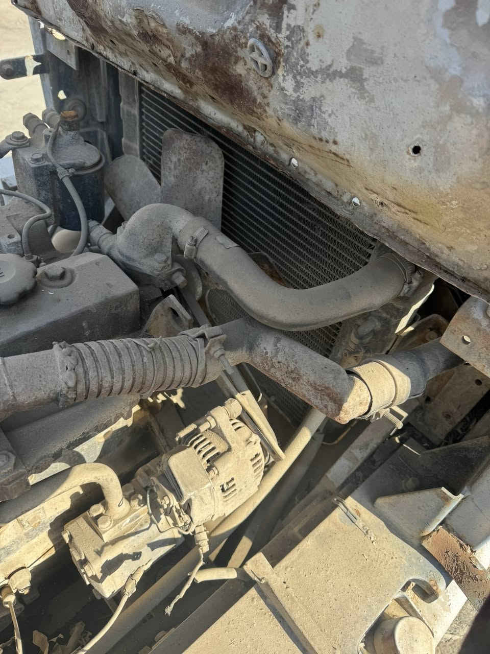 رافعه كوماتسو للبيع محرك شغال فقط متروكه للتواصل ***********
