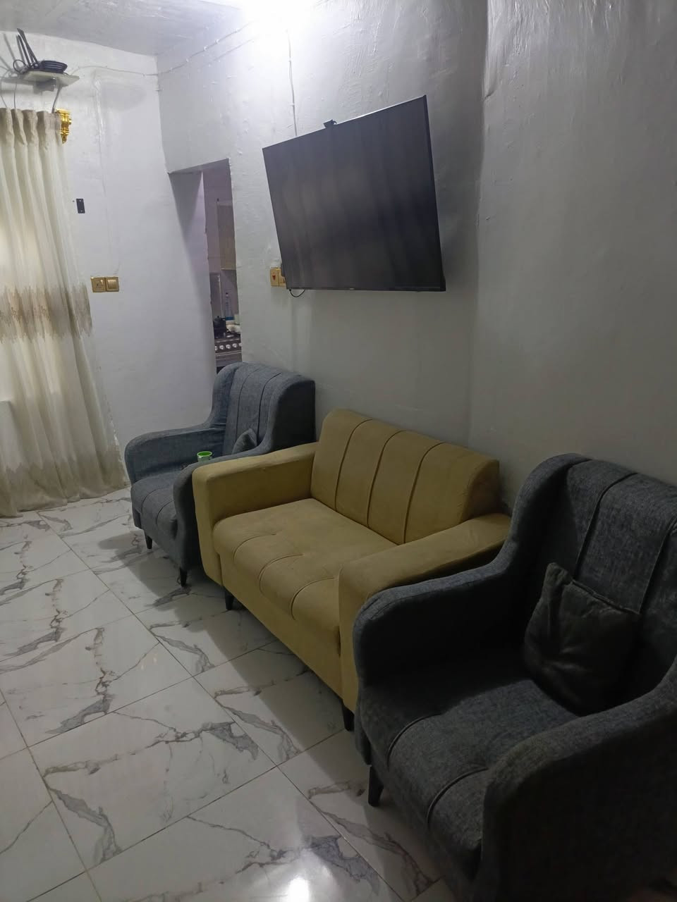 بيت للبيع طريق السنية  شارع معمل الاصباغ مساحة ١٥٠ يحتوي على غرفتين نوم وصالة ومطبخ  وصحيات ومنور وبسعر مناسب وهذا رقمي للتواصل ***********
