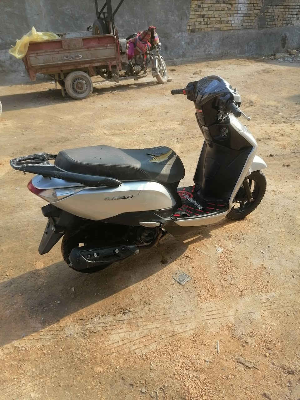 دراجه للبيع نضيفه شلعه فول كوري
***********
