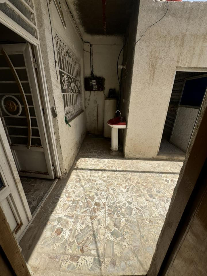 🏡 بيت للبيع طابو صرف نضيف

📍 الموقع: شارع جامع حجي أمير

📐 المساحة: 125 متر/الواجه 10م نزال 12/5م

🏠 البناء: نظيف والسقف عكادة

✨ التفاصيل:

• غرفتين 

• صالة

• استقبال مطبخ تخاريج 

• خدمات

📞 للاستفسار:***********
