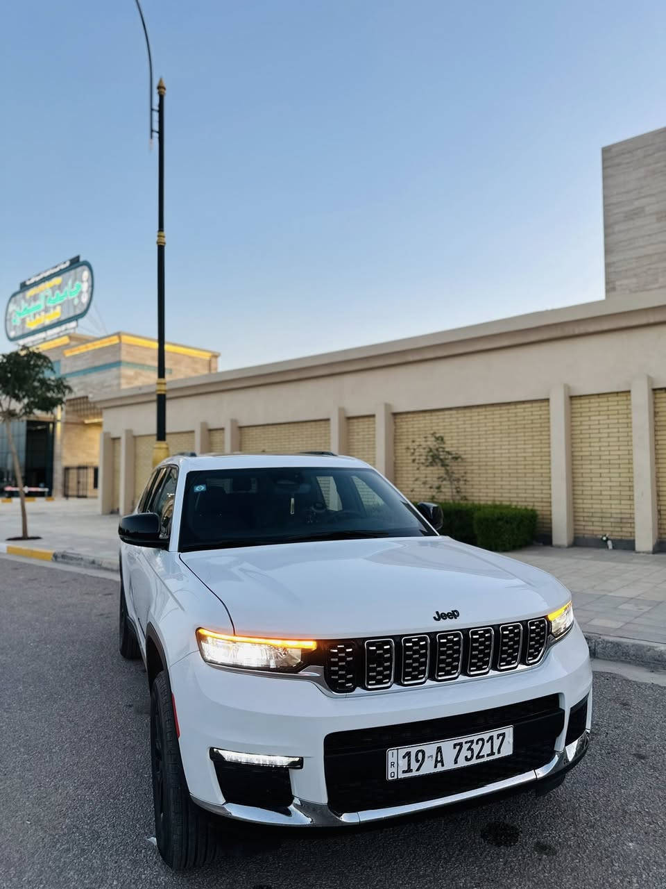 جيب كراند شيروكي 2024 / شهداء بأسمنا
• المحرك: 6 سلندر، 293 حصان.

• ناقل الحركة: أوتوماتيك 8 سرعات.

• نظام الدفع: 4x4 (دفع رباعي) مع أنماط قيادة متعددة.

المواصفات الداخلية والخارجية:

✅ 3 صفوف مقاعد (7 راكب) مع مساحة جنطة واسعة.

✅ شاشة لمس حديثة تدعم Apple CarPlay & Android Auto لاسلكياً.

✅ لوحة عدادات رقمية (Digital Cluster) مقاس 10.25 إنش.

✅ حساسات خلفية ، ورادار تصادم أمامي.

✅ تحكم ستيرن كامل + مثبت سرعة تفاعلي.

✅ تشغيل بصمة + تشغيل عن بُعد.

✅ ويل 18 إنش بلادي، إضاءة LED نهارية.

ملاحظات إضافية:

• السيارة ماشية: [ 17 ألف].

• حادث: [ جامغ و بنيد ].

السعر المطلوب: [ $ 288 ]

استفسار ***********

***********
