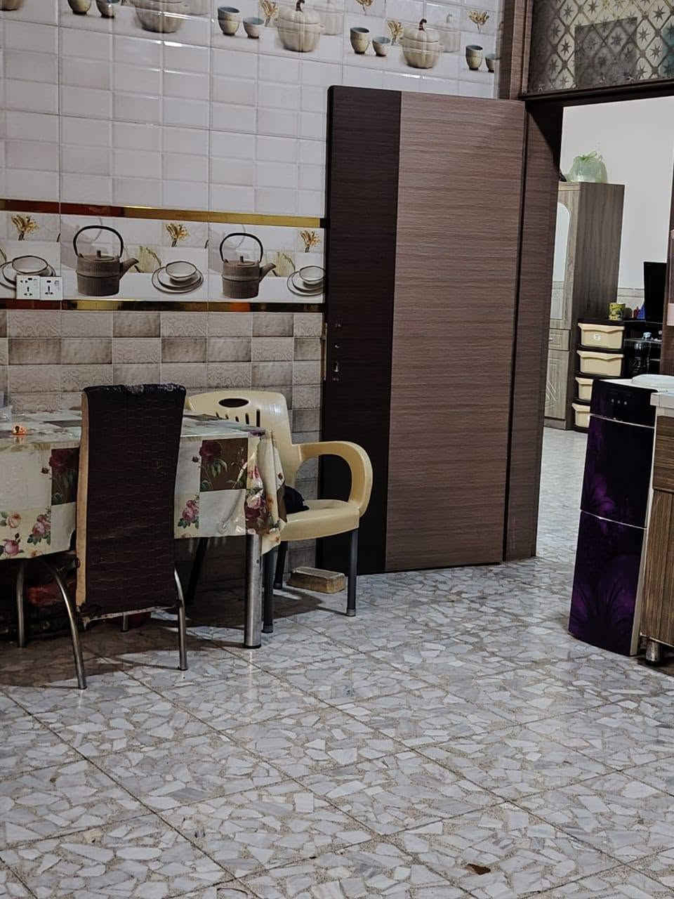 يالله بيت طابقين للبيع طابو زراعي سند25المساحه 200م يتكون طابق الأول غرفتين صاله مطبخ ستقبال صحيات داخليه خارجية مناور كراج بناء طابوق سقف مسلح الطابق الثاني غرفتين سويت  وصاله ومطبخ  بناء طابوق سقف مسلح خدمات كامله ماء كهرباء مجاري تبليط الموقع ممتاز كربلاء طويريج حي الرياض استفسار اكثر مراجعه مكتب الجمعيه للعقار حي الجمعيه شارع الوسط مقابل مجمع الرياضي مراسله واتصل  
*********** 
***********
