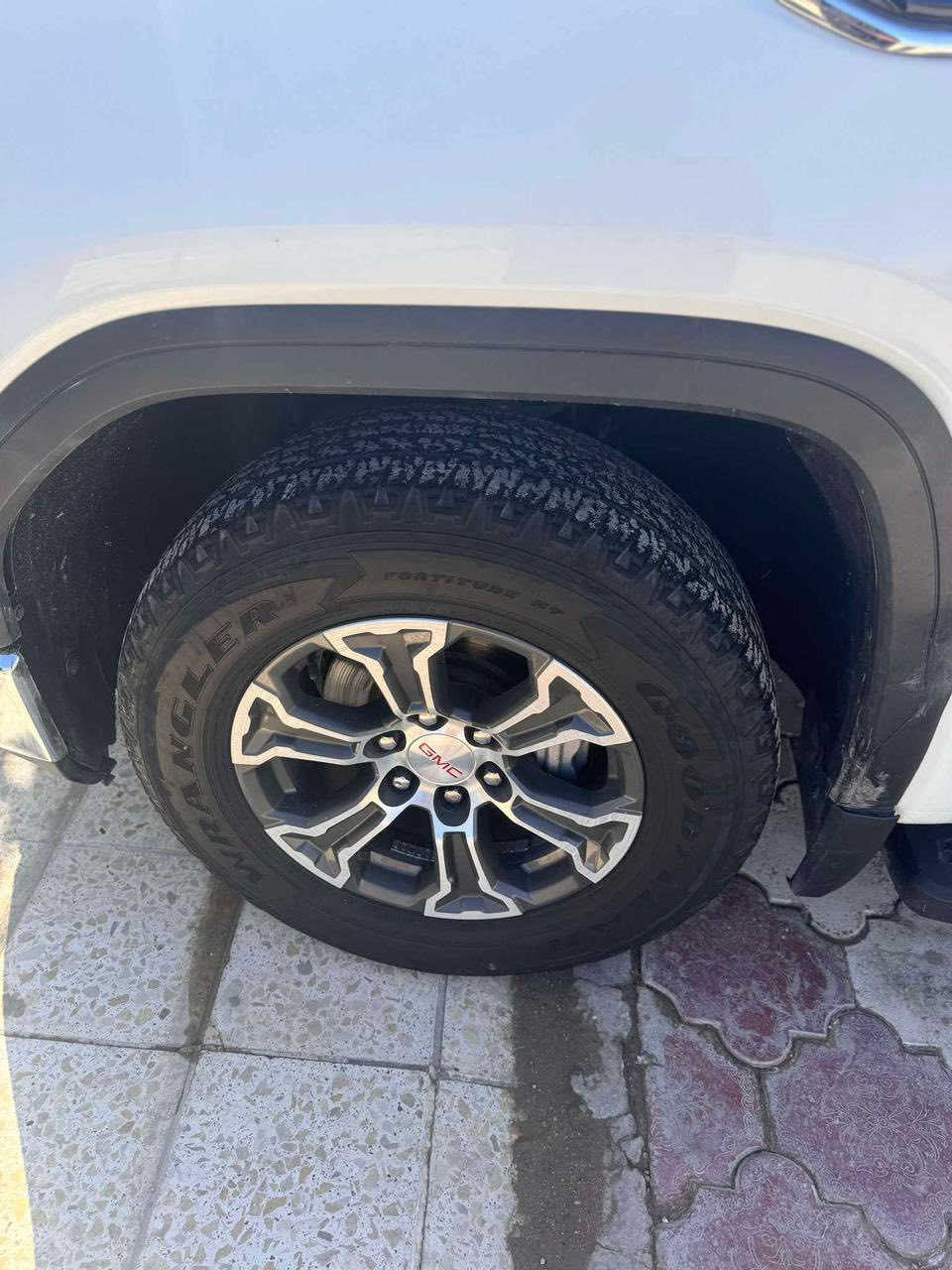 السلام عليكم 
لبيع جمسي سيرا وارد امريكي حادثها الباب السايق ماشية ٤٥سيارة جديدة لون ابيض صور الحادث موجودة بلمنشور التواصل على الرقم ***********
