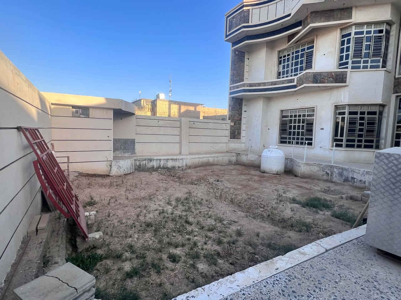 بيت للبيع 
‏الصقلاوية الشهداء الثانيه قرب العلوه  
‏مساحة البيت 317 متر وجه 13  ونزال 24.5 شارع 10 ونافذ على شارع 20 قرب العلوه طابو صرف البيت متكون من طابقين بناء حديث طابوك الطابق الارضي غرفة نوم وصاله ومطبخ واستقبال . صحيات خارجية وصحيات داخلية الطابق الاول 3 غرف  نوم وصاله وصحيات الارضيات كاشي البيت بناء درجة اولى 
‏البيت بي شويه نقوصات تقفيل كهرباء محجل درج صبغ 
‏
 السعر 160 مليون
‏
‏للاستفسار 
‏☎️***********
‏
‏☎️***********
‏
‏☎️***********
‏
