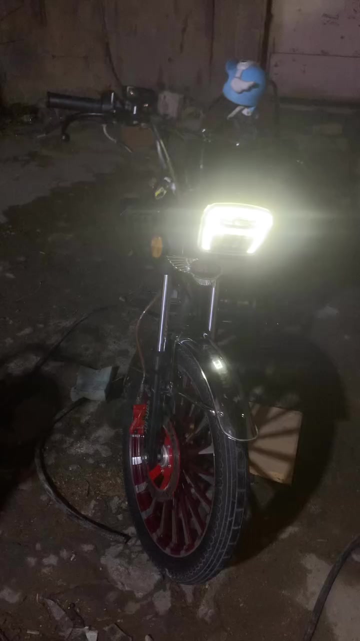 السلام عليكم إيراني موديل 2024شكل 2025الدراجه تخبل وكامله اوراقهه هيه وغراضهه مستعجل علا بيعتهه بغداد بيهه جنطه ودرع وجامه كامل ***********
