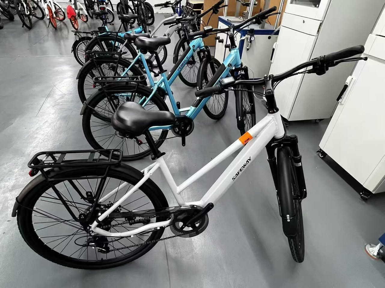 پاسکیلی کارەبای, City- Ebike
 مارکەی: Febrile
مودیل :نوی2025
حجم:28
پاتری:36 ڤۆلت، لیثیوم، 10.4 ئەمپیر، 374 وات
ماتۆر:250 ووات بروشلیس
شاشە:  LCD, حجم متوسط
مۆدی لیخورین 5 درجە، مساعد شحن.
 گیر(7) درجە شیمانو Tourney
بریکات دسک سیم کارەبایی
تایر سایز:28×45
موبایل:***********, ***********
