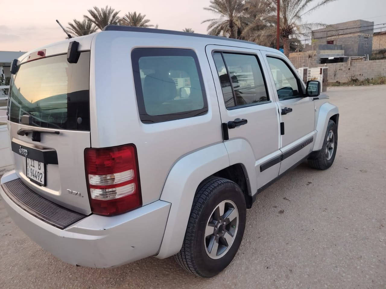 سلام عليكم 
جيب ليبرتي 2008

تخم تایر جدید
محرك وكير وحداديه 
بيها صبغ  قطعتين بنيد وجاملغ فقط بدون دواخل / ايرباكات

كلها سليمه 
 السعر المطلوب 85 وبيه مجال الشراي يتصل ***********
