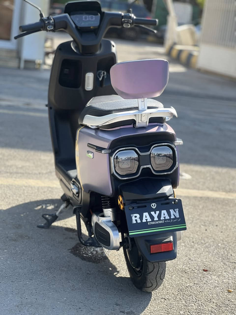 سلام عليكم دراجه شحن ريان للبيع اشاير شغاله عالي ناصي زنون هورن شغال دراجه بصمه وسويج 3 سرعات سرعه 60 جنطه حجم كبير تايرات جدد شاحنتها موجوده الاصليه بطاريات بحالة الوكاله الدراجه فقط متروكه واكفلها الك من التاير للتاير سعرها 550 وبيها مجال مكاني حي العلام تقاطع درويش رقم تليفوني ***********
