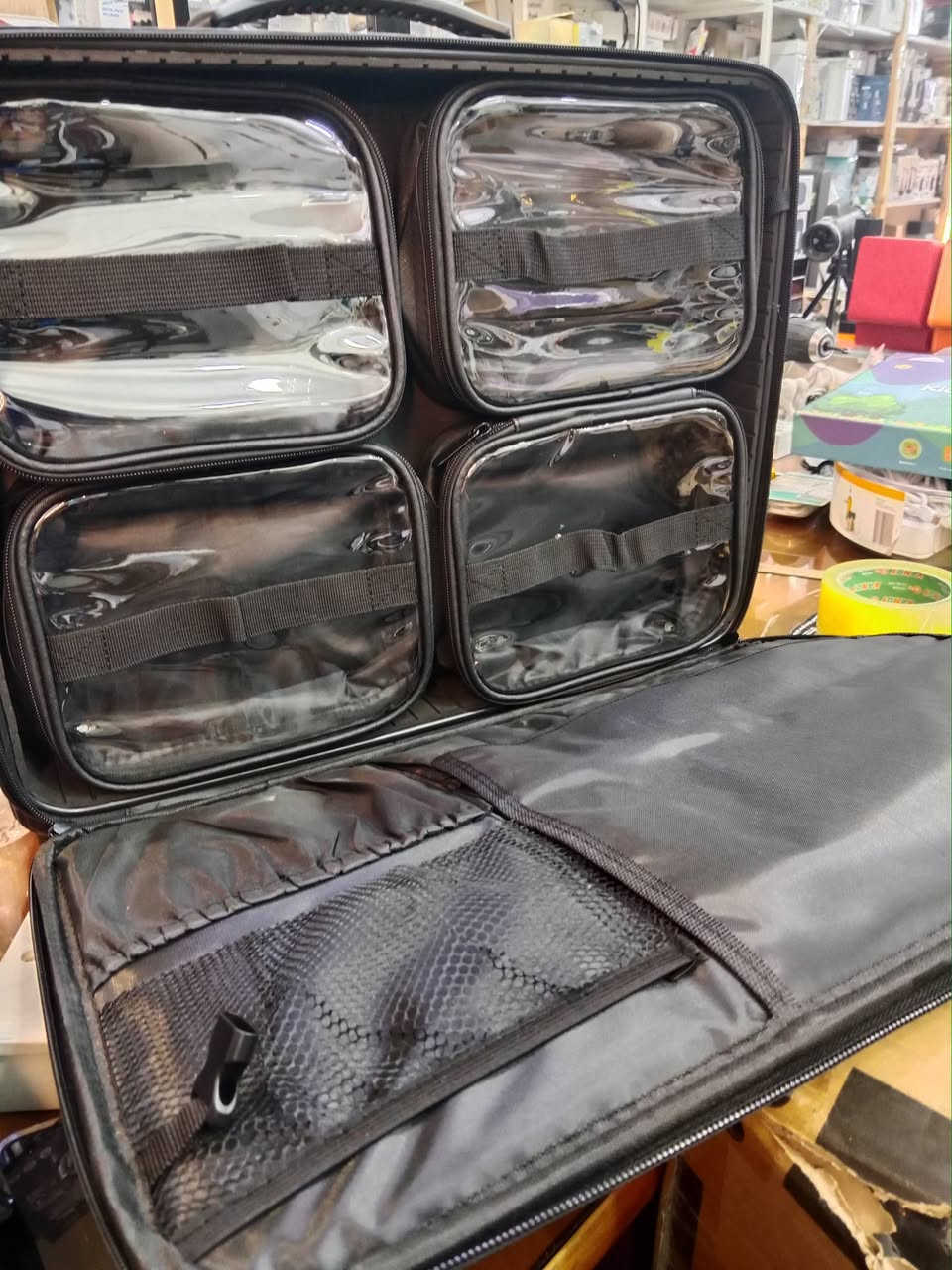 هذه الحقيبة عبارة عن حقيبة مكياج أو أدوات تجميل احترافية سوداء بتصميم مبطن (Quilted) مزودة بعجلات ومقبض سحب لسهولة التنقل، وهي مناسبة لمصففي الشعر وخبراء التجميل.


**إذا كنت صاحب هذا الإعلان وتريد حذفه لأي سبب، رجاءا أرسل رسالة إلى الدعم الفني**