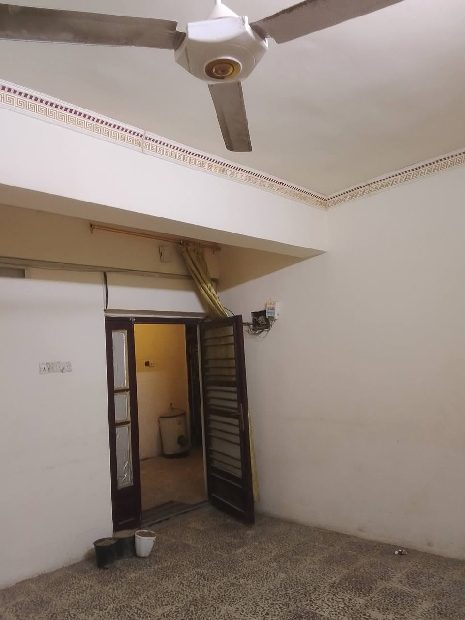 السلام عليكم 
شقه الايجار. الايجاار. السعر300 بلشهر 
غرفه وصاله  ومطبخ وخدمات   نضيفه 
موقعه على الشارع العام  قرب جامع محمد رسول الله. حي الجهاد. 
***********
