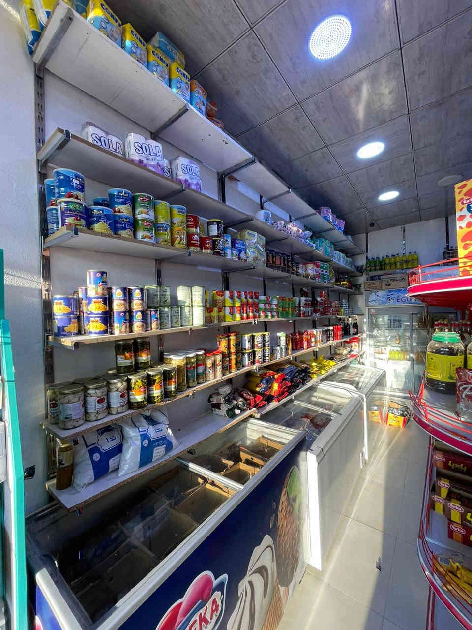 اسلام عليكم محل اللبيع على شارع تجاري العنوان الجمعيات حي الخليج قرب مدارس الفراهيدي اجاره 400 ومحل شغله حلوو الله شاهد بس ضروف وعدم الالتزام رايده ب8 وبي مجال ***********
