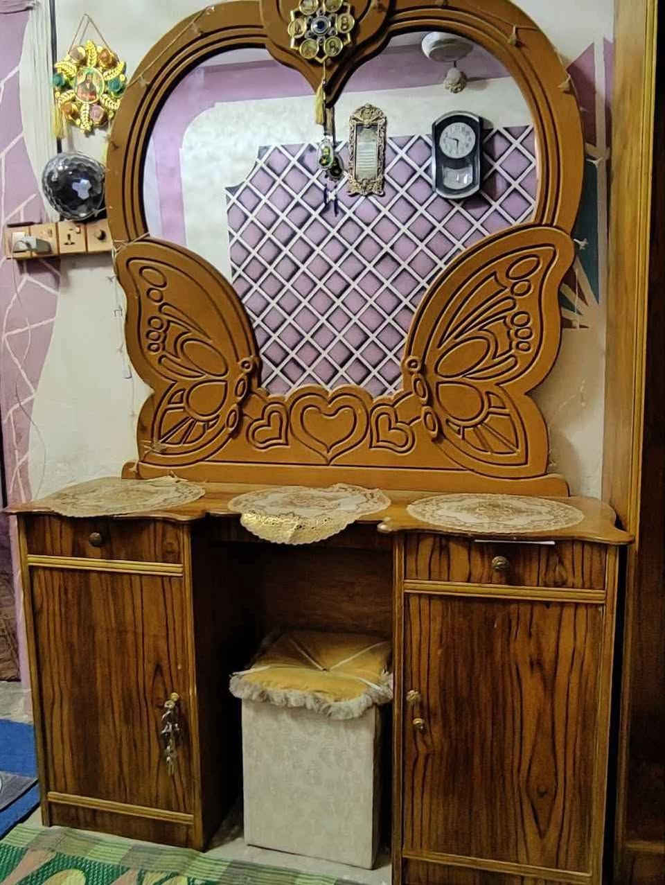 سلام عليكم 
غرفه خشاب البيع نضيفه
كنتور 5بيبان
زاويه.
ميز تواليت
قيم وخذ 
 مكاني النجف الاشرف مقابيل قريه الغدير *********** النجف, العراق
