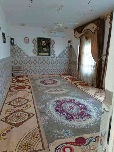 بيت للبيع المساحه 150متر طابوق الطابق الاول غرفه وصاله ومطبغ وصحيات واستقبال والطابق  يحتوي على 4غرف نوم هيكل بدون صب السعر 80مليون مع المجال كربلاء الحسينية منطقه الابراهميه سند 25يبعد عن مركز المدينه 9كيلوو ***********
