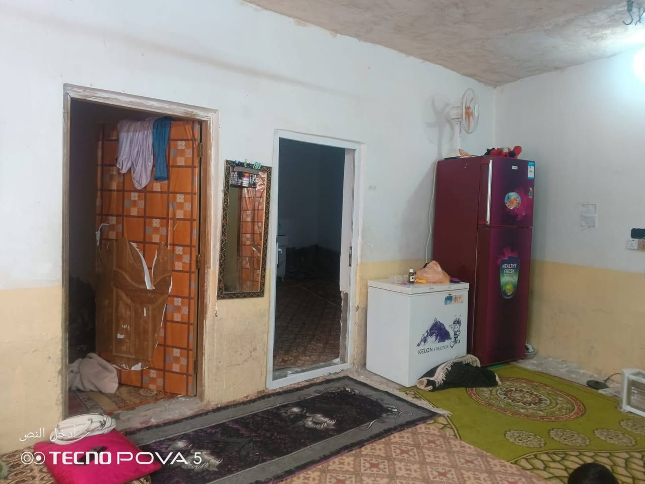 للبيع مساحه 90م مربع يتكون من غرفتين وصاله ومطبخ وصحيات ومكشوفه بناء ابلوك تجعيب  طابوك السكف عكاده شيلمان السطح مطبك فرشي العنوان شارع المطار الجديد قرب اسواق فدك قريب علشارع البيت ومسجل بلبلديه ومرقم سعره 17ونص بي مجال قليل للستفسار اتصل ***********مكتب بركات الصدرين للعقار شارع الحوزه
