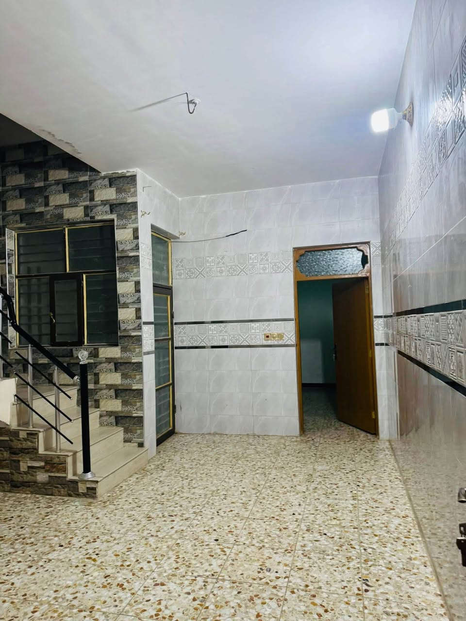 بيت للايجار حي الوفاء جديد طابقين غرفتين وصاله ومطبخ واستقبال البيت درجه أولى جاهز للاستفسار واتساب فقط 
*********** النجف, العراق
