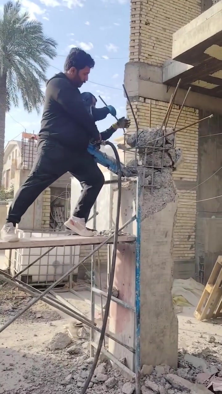 سلام عليكم كمبريسر تفليش جميع انواع الكونكريت التواصل على الرقم *********** ابو آدم
