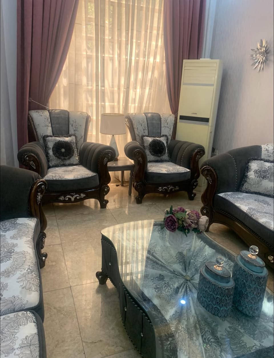 تخم قنفات متكون من عشر مقاعد 
مديله كلاسك متين جدا وثكيل 
مابي اي ضرر
سعر البيع مليون وربع


**إذا كنت صاحب هذا الإعلان وتريد حذفه لأي سبب، رجاءا أرسل رسالة إلى الدعم الفني**