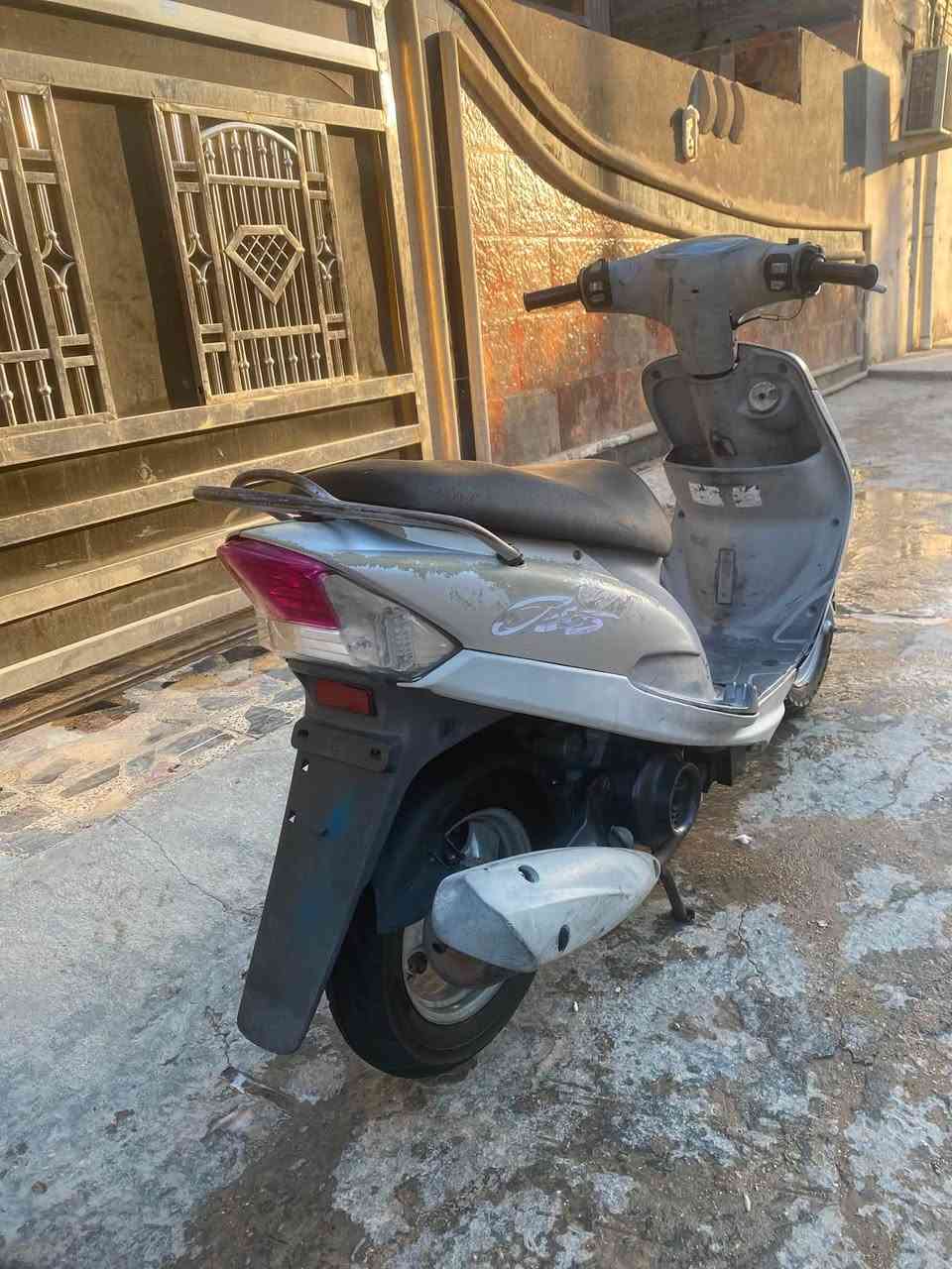 المحترمين ماكس منغولي بلاد كلها ملحه
كفرات ختم واحد ويه مكينه 
كلها شغله مابيه نقص برغي واحد 
شلعه ومعدل معروف لبلادي كابريتر اصلي سلف اصلي 
تخم تاير جديد بلاد بريكات كلها شغاله دراجه مال رمبه 
ويم جناي مابيه نقص برغي *********** مكاني بغداد تقاطع درويش مال سيديه حياكم الله

