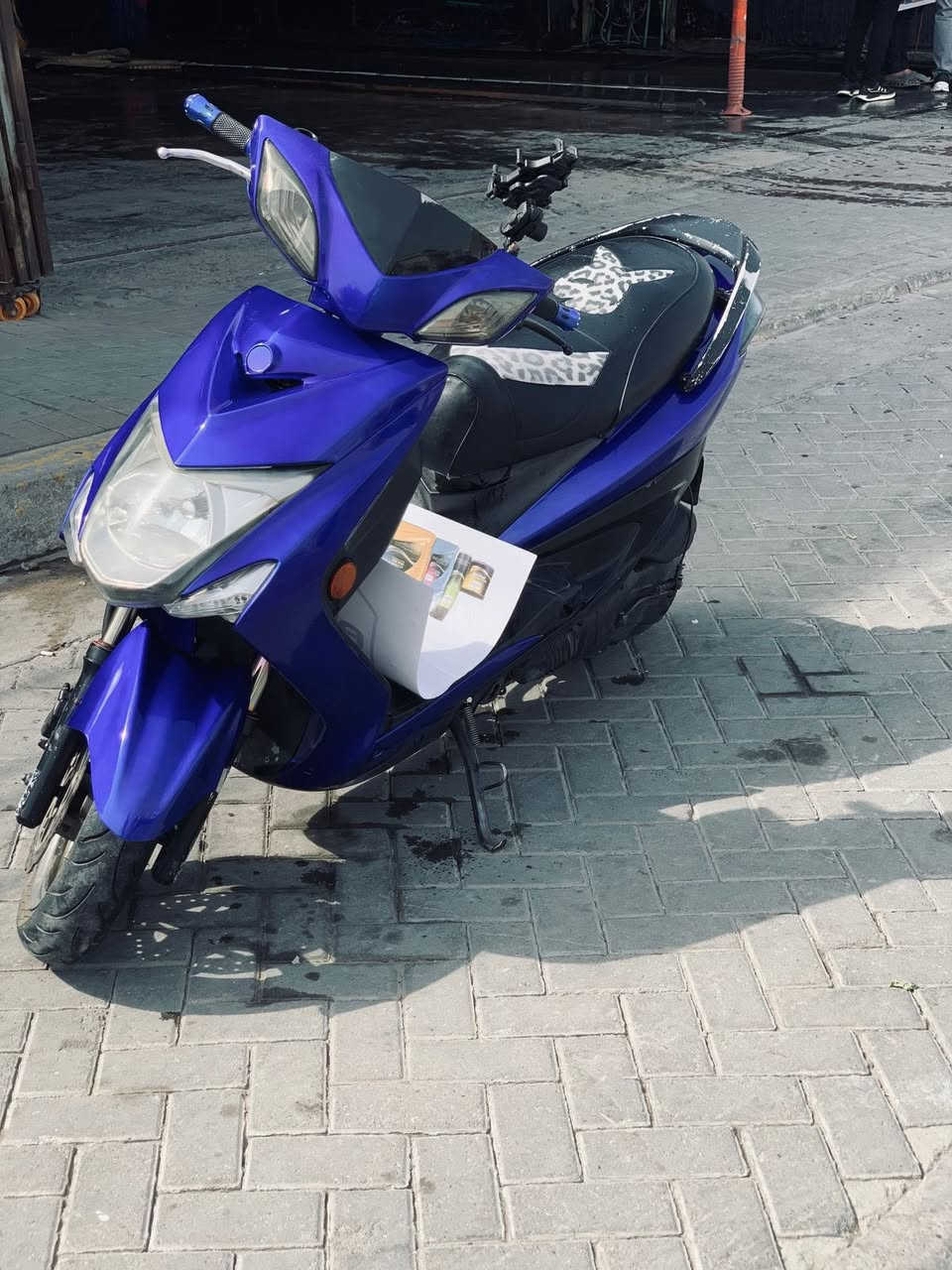 السلامع عليكم سكنس للبيع طبعا بل حقيقه احله المحرك كاتم خير من الله الدراجه بيها نقص استاند تعليك فقط
ودوسه اليسره بيها دبلات 7 الوان رياضيه بلاديه وياها اجت استاند حساس الدراجه خير من الله الدراجه 12 ورقه وبيها مجال شي بسيط حك الجيه مكاني العامريه الدراجه تاخذها كبل للشارع *********** خابر وتدلل
