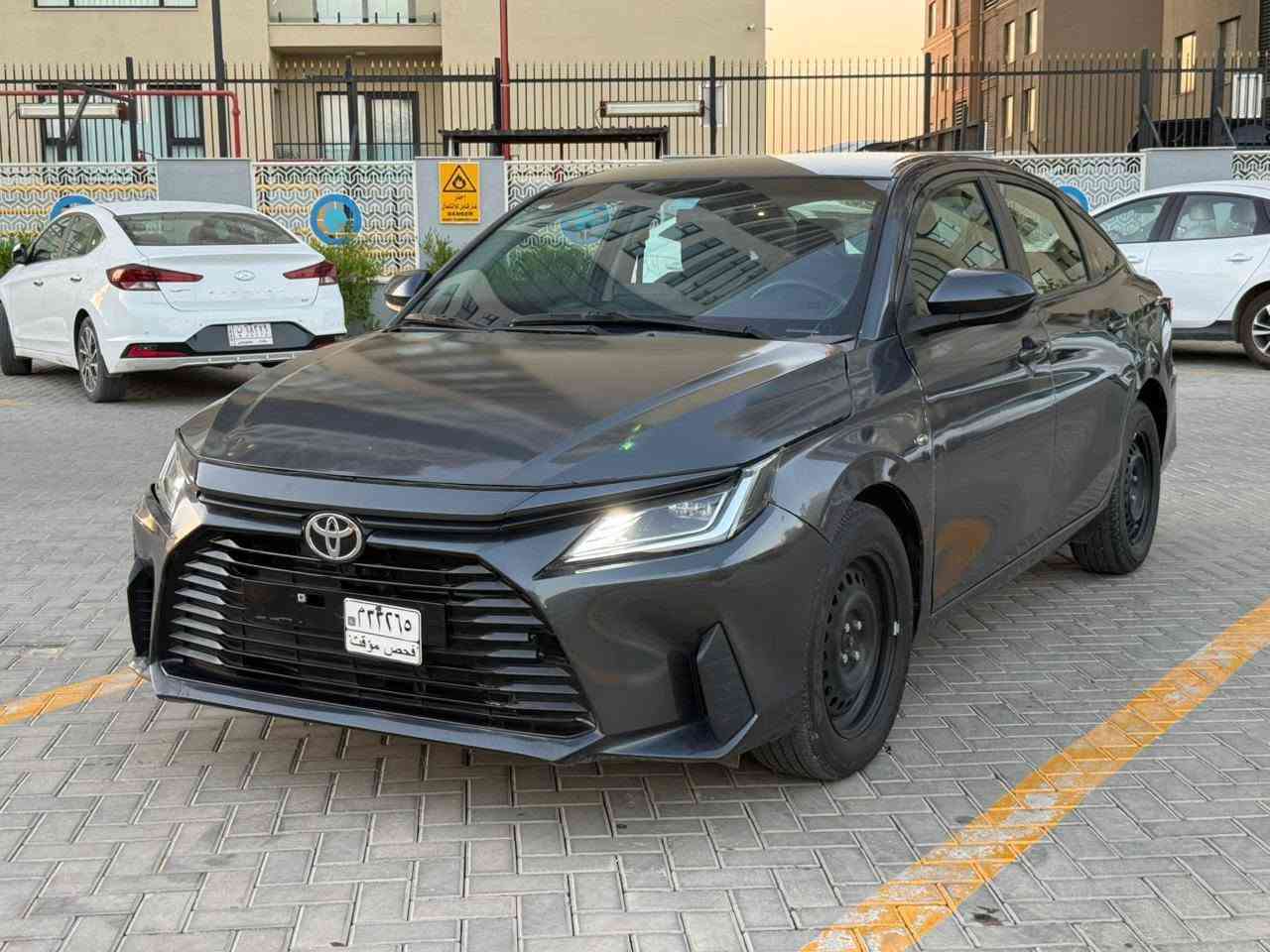 السلام عليكم 
تويوتا يارس 
وارد خليجي موديل 23 
بيها صبغ جاملغ وبنيد وباب سايق 
مواصفات 
محرك 1600
نصف فوول 
مكانها بغداد حي الجهاد 
السعر 100 $
للاستفسار 
*********** بغداد, العراق
