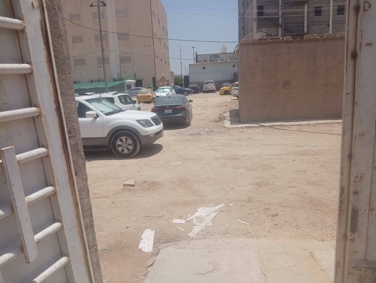 السلام عليكم بيت للبيع في كربلاء المقدسة  يصلح حسينه شارع طريق نجف كربلاء عمود 1242قرب جامعه العميد يبعد عن الشارع العام 30 مساحت البيت 300متر غرفتين نوم وصاله ومطبخ واستقبال للستفسار التصال عل الرقم ***********
