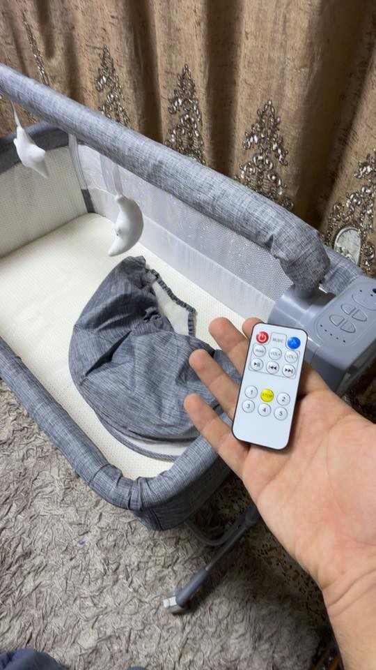 السلام عليكم
سرير طفل كهربائي استعماله كلش قليل 
بي وضعيات الهزاز و بل اضافه الى الموسيقى و البلوتوث تكدر تشغل بي قران او اي شي يعجبك وتكدر تتحكم بي بل ريمونت 
سعره ب ١٣٥ الف بي مجال بسيط 
للاستفسار ***********
