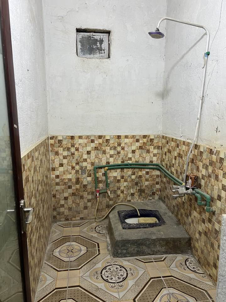 شقه للايجار  ١٠٠ متر نضيفه جدا درج خارجي معزول استقبال وصاله وغرفتين ومطبخ وصحيات بالشهداء على ساحه بداية شارع ابو قيصر الايجار ٢٥٠ الف للاستفسار *********** اتصال فقط
