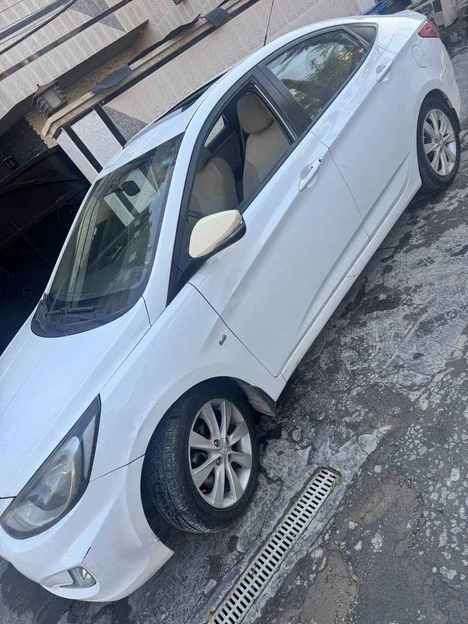 السلام عليكم
هيونداي اكسنت موديل 2011
مكينة 1600
 خليجي ماشية 150 
فوول مواصفات
فتحة سقف 
5 ويل كب 
تحكمات ستيرن 
جام كهرباء كامل
شاشة + كامرة 
+ باقي مواصفات الاكسنت المعروفه
صور السونار مرفقه
تخم تاير جديد 
السيارة جديدة ونظيفة 
ب إسمي رقم بغداد تحويل مباشر
مكان السيارة / بغداد // اليرموك
السعر ( 95) ورقة
رقمي ***********
