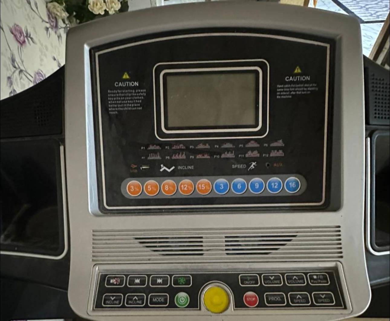 جهاز جري كهربائي من شركة سبيد فتنسSpeed Fitness متعدد السرعات جبلي
يحتوي على شاشة عرض الوقت،السرعة،المسافة،
نبضات القلب ،والسعرات الحراية،حزام تكسيرالشحوم،
بالإضافة إلى  إمكانية تشغيل ملفات صوتية،
تصميم قابل للطي لسهولة التخزين
مستخدم قليل جداً 
النظافة 95‎%‎
السعر600


**إذا كنت صاحب هذا الإعلان وتريد حذفه لأي سبب، رجاءا أرسل رسالة إلى الدعم الفني**