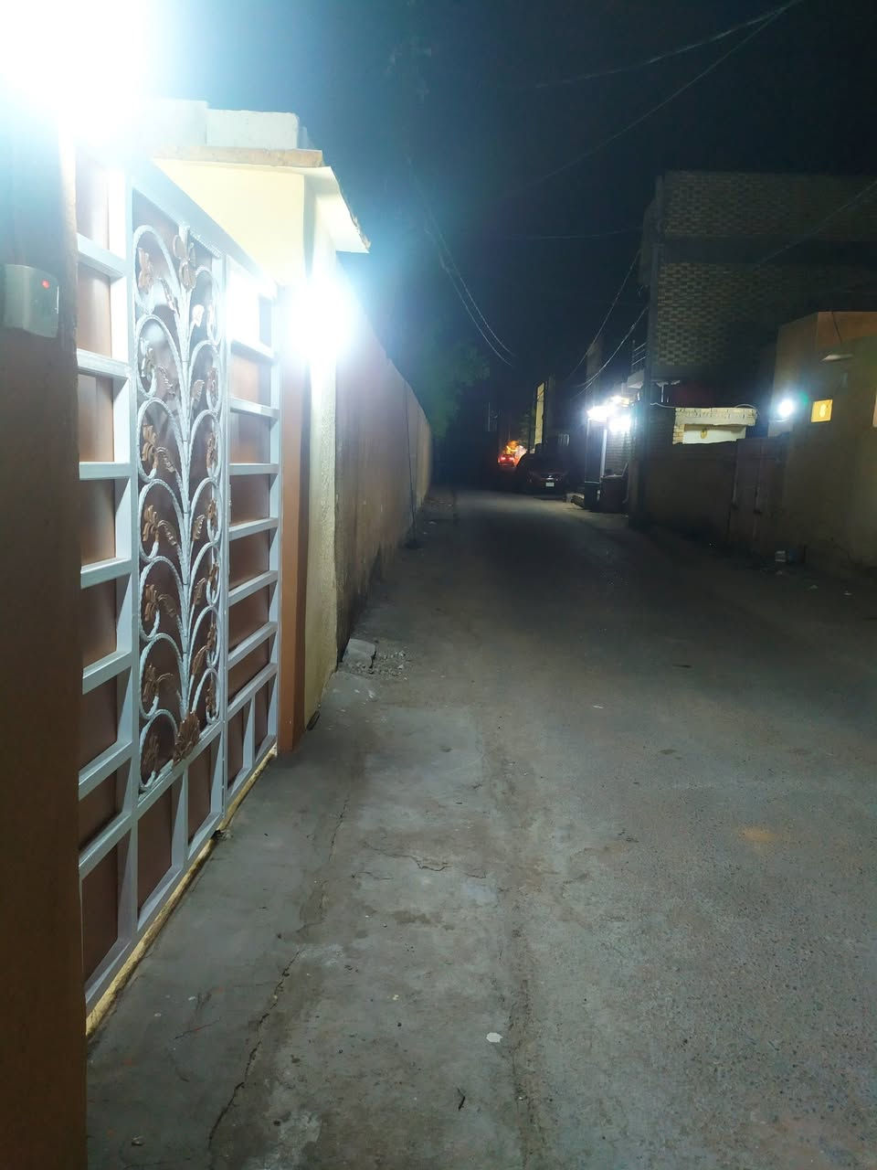 دار للأيجار المساحه......  150 متر
السعر   ........... 300 الف ايجار 
العنوان...............  الكوفة علوة الفحل شارع تبليط
يحتوي على....... (غرفه  نوم واستقبال  ومطبخ ..صاله..صحيات داخلية وخارجية مكشوفات عدد 2 )
(ماطور..خزان ماء عدد 2..سخان عدد 2  .. وخط مولد) 
دار جديد شارع تبليط   جاهز من كلشي دينار متخلي عليه منطقة كلش حلوه الاتصال ***********
