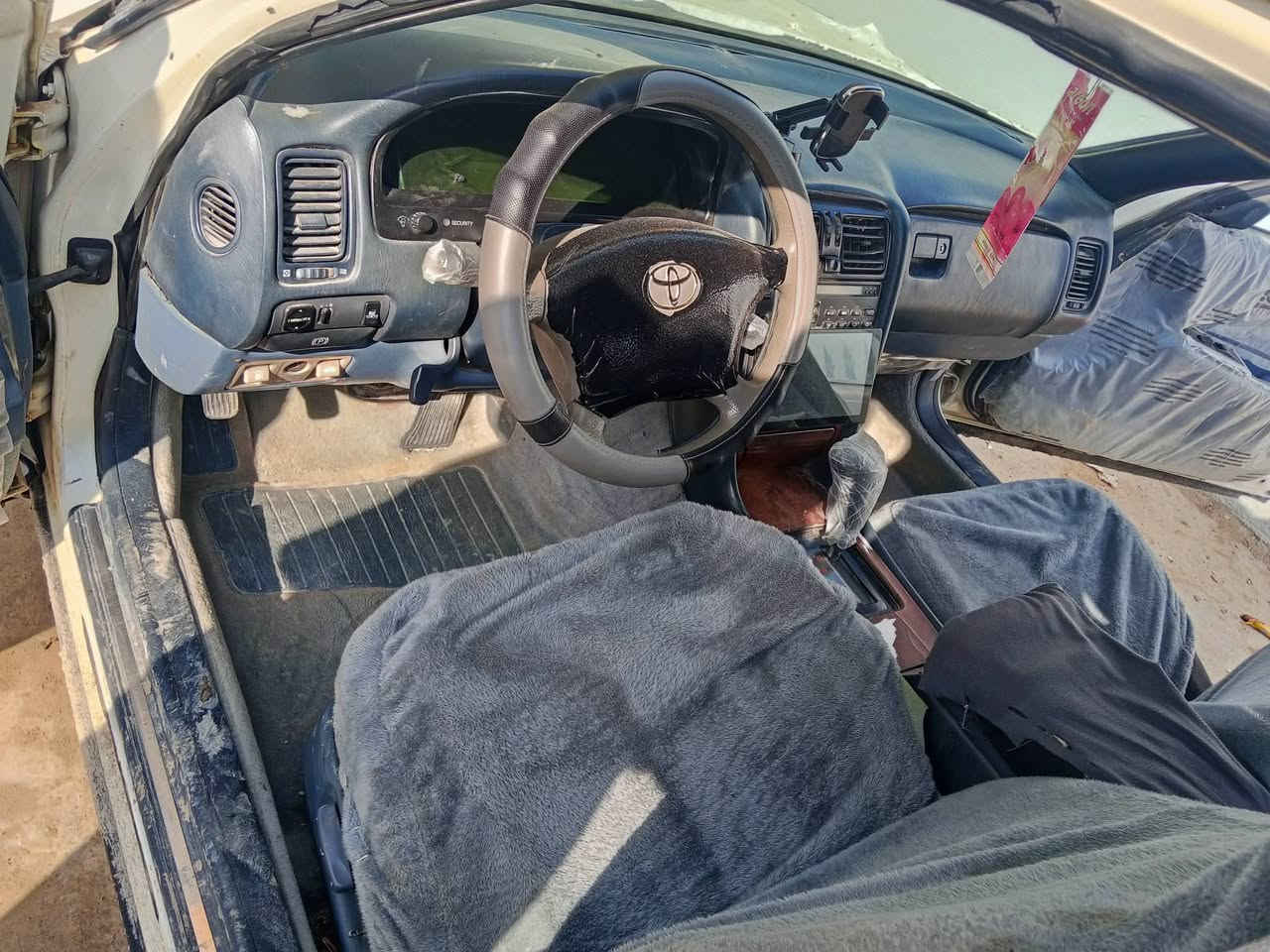 السلام عليكم
لكزز Ls400 

موديل 90 

محرك ديفور صارله 10 ايام مشدود 

يسره بلاد 

كهربائيات كلهه شغاله 

سنويه ل نهاية ال 27

رقم كربلاء  

***********
