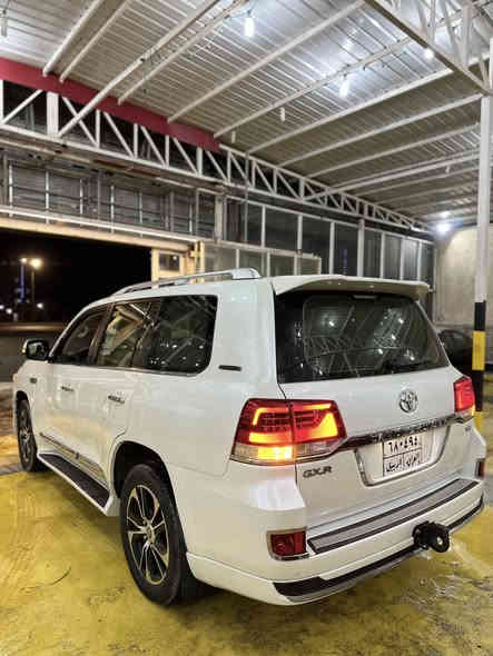 #معرض_بيت_شريجي_لتجارة_السيارات👑
العنوان:كوت حي لحكيم شارع العماره 🧿
عرض اليوم الوحش لاندكروز 2021 جيهان مكملة ✈️ فول لفول  والسياره بيها 3 قطع صبغ السونار مرفق مع الصور وسعرها 455 وبيها مجال بسيط 
#تويوتا_لاندكروز
اللون: ابيظ white
عداد المسافات:106km
المواصفات:  رقم اربيل تحويل او وكاله عامه  
6 سلندر سياره كلش جديده وجاهزه من كلشي تخم تاير جديد 
سلايد(فتحة قمارة)
كراسي جلد
كراسي اثنين كهرباء
تبريد خلفي شاشة
شحن الهاتف لاسلكياً
ثلاجه
كروس سرعة
فول تحكم استيرن
شاشة عرض الاعطال
صندوك كهرباء(شفط)
فتح صندوك تلقائيا  
دبل كير(عادي+اوتوماتيك)
ناقل حركة 6 نمر
دبل حساس(امامي+خلفي)
نظام تحكم بمستوى الضوء الداخلي
مانع تزحلق
نظام فتح الابواب لاسلكياً
فور ويل
شاشة امامية كبيرة اصلية + شاشات خلفية
كامرة خلفية اصلية
تشغيل عن بعد
دوسات كتابة landcruiser
اشارة بالمري
مري كهرباء(شفط)
لايت عدسة زنون(عالي+ناصي)
لد امامي
#ويل_20_الجديد_كليا
#سستم_صوت
مدخل
CARPLAY
‏BLUETOOTH 
‏AUX
‏I POD
‏USB
‏CD

للاستفسار الاتصال بِنَا على الأرقام التاليه

  حسنين *********** واتساب او اتصال
