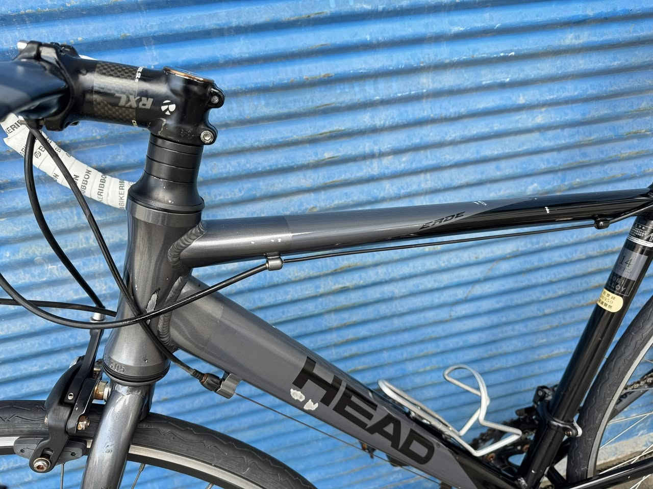 السلام عليكم الغوالي 700 حجم 28 قياس M 
فريم 49 ماركة (HEAD) غني عن التعريف صينع يابانية معدنه المنيوم سستم شيمانوا تورني نمره 2/7 
بدلات تورني مزود بسكان ورقبه ماركة TREK اصلي 
نظافتهاا وضحه بل صوره سعرهاا 220 الف وبي مجال اخواني عنواني موصل للتواصل *********** تتوفر خدمة توصيل جميع محافظات العراق وتحياتي
