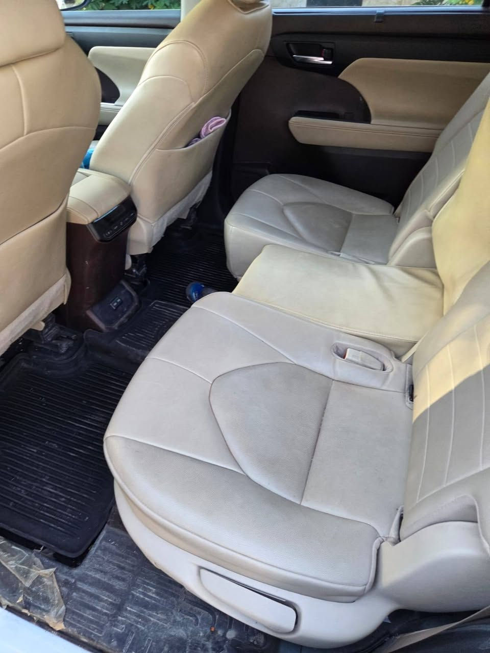 🚗 للبيع: تويوتا هايلندر XLE 6V 2022
✨ التفاصيل:
- محرك: V6 بنزين 3.5 لتر
- فئة xle فل مواصفات
- اللون: أبيض صدفي
- رقم: بغداد 
- الممشى: 90000 كم

🛋️ المواصفات:
- 7 راكب
- داخل Vip لون بيجي مميز 
- تدفئة كشنات
- سلايد (فتحة سقف)
- صندوق كهرباء
- شاشة وسطية كبيرة + نظام صوتي
- كاميرا خلفية 
- رادار أمامي + رادار جانبي + رادار خلفي 
- لايت زنون + لايت أوتو
- مرايا كهرباء 
- ويل كب
- بردات جانبية
- بصمة تشغيل + دخول ذكي
- مثبت سرعة + نظام أمان كامل (Toyota Safety Sense)
-كتاب تضليل  50%
-رقم بغداد الجديد تحويل مباشر 
السعر : ٣٦٠ وبي مجال 
📍 الموقع: بغداد  الكرخ

🔥 السيارة وارد امريكي (فقط صبغ دعاميه ) 
📞 ***********
