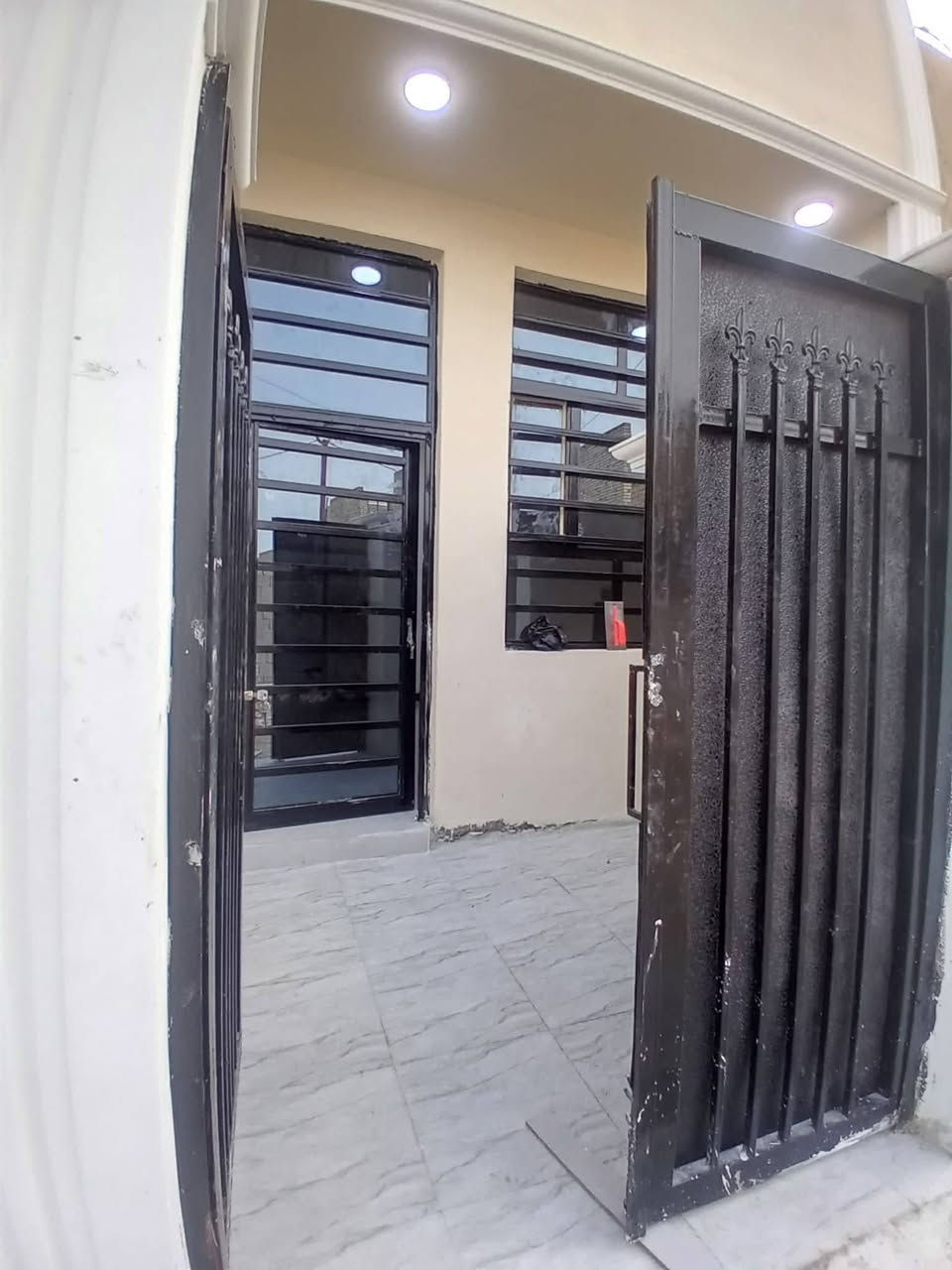 مشتمل حديث للبيع حي حكيم شارع كاله قرب الكورنيش مساحه 100,متر يتكون من غرفه نوم وصاله ومطبخ واستقبال مرقم من البلديه حديث جاهز للسكن كهرباء بوري نظام سبالت تقطير فوول مواصفات واجهه فوم وصبغ للاتصال او واتساب ***********
