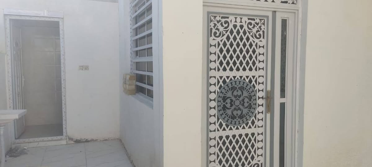 بيت للايجار حي نداء مجمع بيتي ثنين 200متر
يحتوي على غرفتين نوم 

وصاله واستقبال 

حمام خارجي وحمام داخلي 

مجهز من ماء وكهرباء وصرف صحي 

بيت نضيف  

مجهز بالكامل 

سعر ايجار بيت 400 الف 

للتواصل مع صاحب بيت ***********
