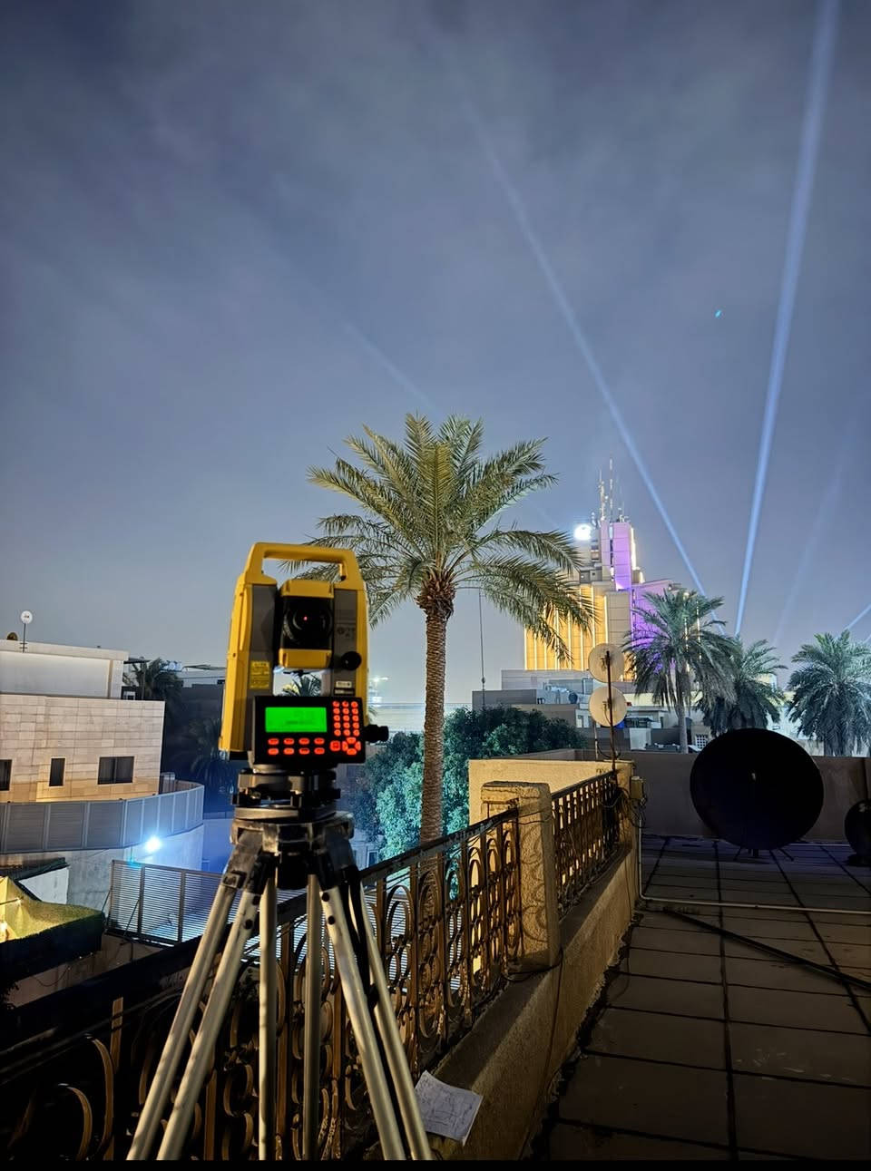 🚧 As-Built Survey | عمل مساحي احترافي عالي الدقة 🚧

تم تنفيذ رفع مساحي شامل (As-Built) لدار سكنية في الجادرية
بمساحة 700 م² باستخدام Total Station وبمعايير دقة هندسية عالية.

🔍 تفاصيل العمل شملت:
▪️ رفع كامل للموقع (داخلي + خارجي)
▪️ رفع تفصيلي للواجهات المعمارية
▪️ تحديد مواقع المنهولات وجميع الخدمات الأرضية
▪️ رفع بوردات الكهرباء ومساراتها بدقة
▪️ قياس وتوثيق الأبواب والشبابيك بأبعادها الحقيقية
▪️ رفع المناسيب، الزوايا، والأطوال كما هي على أرض الواقع
▪️ توثيق أدق التفاصيل بدون أي إهمال

📐 المخرجات النهائية:
✔️ مخططات As-Built دقيقة ومتكاملة
✔️ مخططات معمارية مطابقة 100% للواقع
✔️ جاهزة للتسليم للمالك، المصمم، أو الجهات الرسمية

⚙️ العمل منفذ بأجهزة مساحية حديثة وخبرة ميدانية
🎯 دقة القياس • وضوح المخططات • التزام بالمواصفات

👷‍♂️ مهندس مساحة
رفع مساحي | As-Built | توثيق مواقع | مخططات تنفيذية

للاتصال م . كرار *********** 
متوفر واتساب
