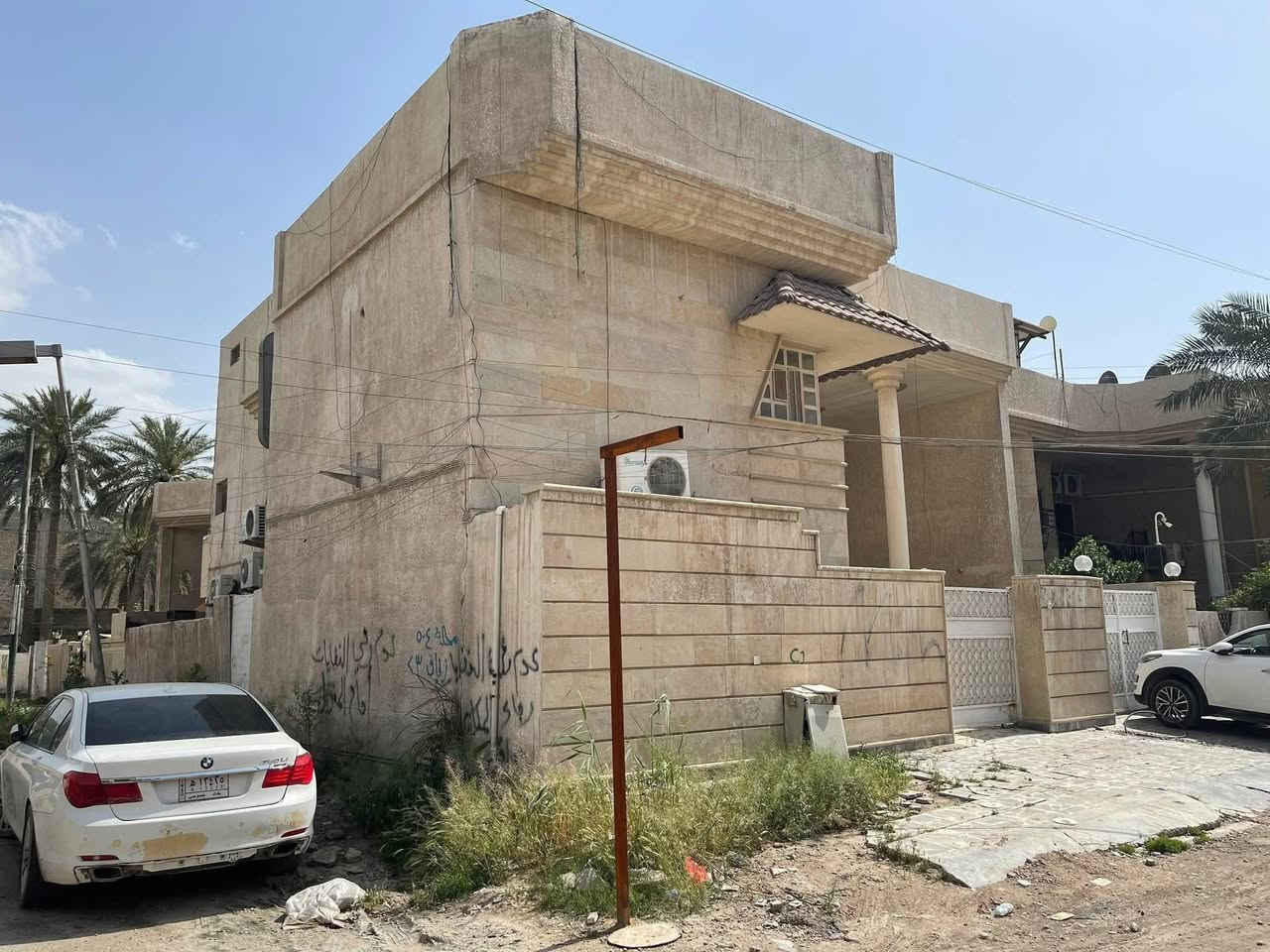 للبيع بيت مسلح ركن كلاسك سند مستقل ( ورثه وكل امورهم جاهزه ) المساحه ٢٠٨ متر الواجهه ١٦ والنزال ١٣ يحتوي الطابق الاول على كراج ومطبخ واستقبال وهول وحده مفتوحه الثانيه وغرفتين نوم وحده منهن سويت وخدمات والطابق الثاني يحتوي على ٤ غرف نوم وحده منهن سويت وخدمات 

الموقع شارع فلسطين محله ٥٠٤ خلف وزارة الشباب والرياضه مقابل مستشفى العالمي قرب المتنزه 

للاتصال *********** او *********** شركة الخيمه للعقار السعر عالخاص راسلني لو تتصل
