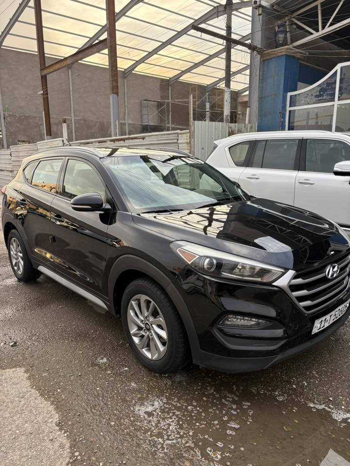 سلام عليكم
توسان 2017
ماشية 140 الف

وارد أمريكي 
سونار بل صور موجود
السعر 142 ورقة 
مكان السيارة بغداد

للاتصال ***********
