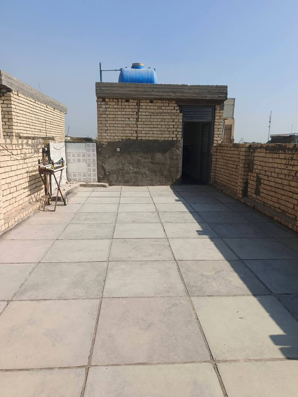 الدار البيع طابو صرف بناء حديث مطلوب قرض سكان مساحه 150 متر وجه 5 ونزال 30 يحتوي على 4 غرف نوم واحد جوه, 3 فوك+ استقبال+ وطبخ+ مساحه درج+ صحيات 3 +ومخزن مكان منطقة سويب شارع الدايني  الاستفسار *********** السعر الكلي 170 وبي مجال  بسيط
