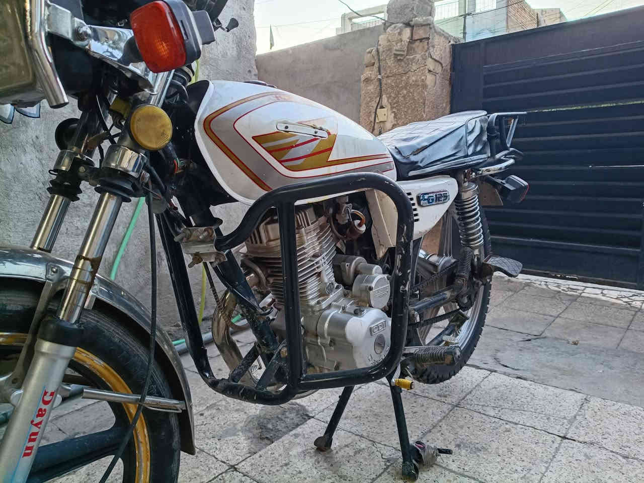 سافان 5 كير كاملة مكملة شغل واطلع ✅
كهربائيات كلها شغالة لايتات اشاير
تايرات جدد
مكينة ناعمة ما بيها اي تبخير
جانت حامية وغسلتها وانفطر الكور وبدلته
اوراق مفقودة ،مكفولة من السرقة 
تجي تفحص اجيك على راحتك 
الدراجة نظيفة كلش مثل ما تشوف
السعر 450 وبي مجال 

مكاني البياع رقمي ***********
