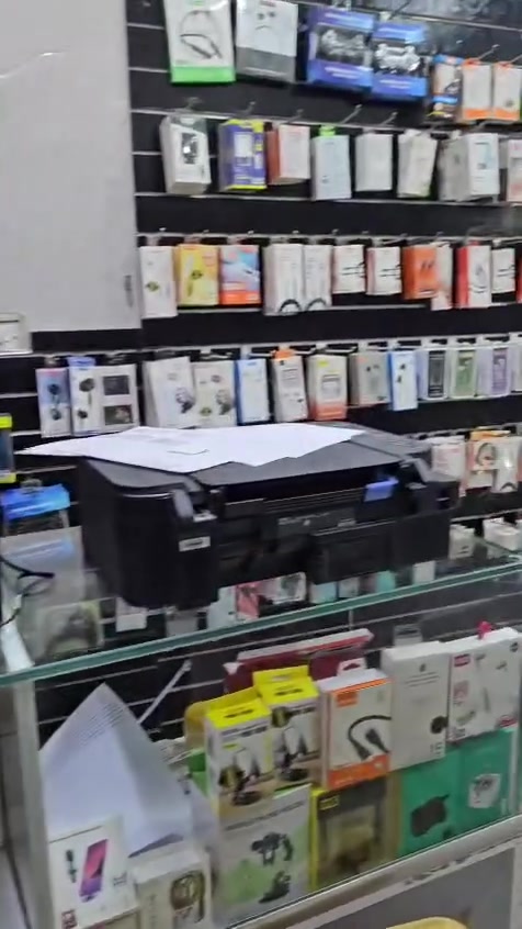 غراض محل كامل للبيع
متوفر محل كامل للبيع تريد تاجره نفسه او تاجر بغير مكان سبب البيع انا طالب وعندي امتحانات ومامتفرغ
للعمل

الايجار مال المحل ٣٥٠ الف عنوانه البصرة الجنينة شارع المصلحة تقطاع باندا ستايل

يتكون من
١.عارضه جام ٩ ملم مع جراراتها
٢.ميز صيانه كبير جدا مع جراراته
٣.عارضه حائط موبايلات
٤عارضة هوكات عدد ٦ وحده منهن مقسومه نصفين
٥.عارضة للشارع الخشب موضحه بلفيديو
٦.غراض المحل كامله اكسسوارات
٧.هوكات عددهن كلش جبير
٨.كفرات موبايلات

ابيع بدون عدة الصيانة وبدون البلازمه وبدون الطابعه فقط

وعندي باب جام اذا تحبون هم بلخدمه

السعر ٣.٧٥٠.٠٠٠ وبي مجال بسيط

للاستفسار واتساب ***********
