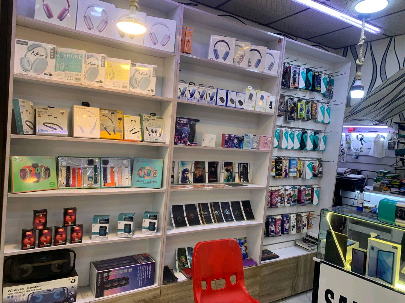 
البصرة ـ شط العرب 
محل موبايلات كامل للبيع ، 
مشروع جاهز للعمل ،
 اكسسوار متكامل و حديث , 
ديكور حديث ،
 ورشة صيانة متكاملة ، 
قطع غيار و تفصيخ 

ابيع شلع كامل 
الشراي يتصل وما يكون خاطرة الا طيب 