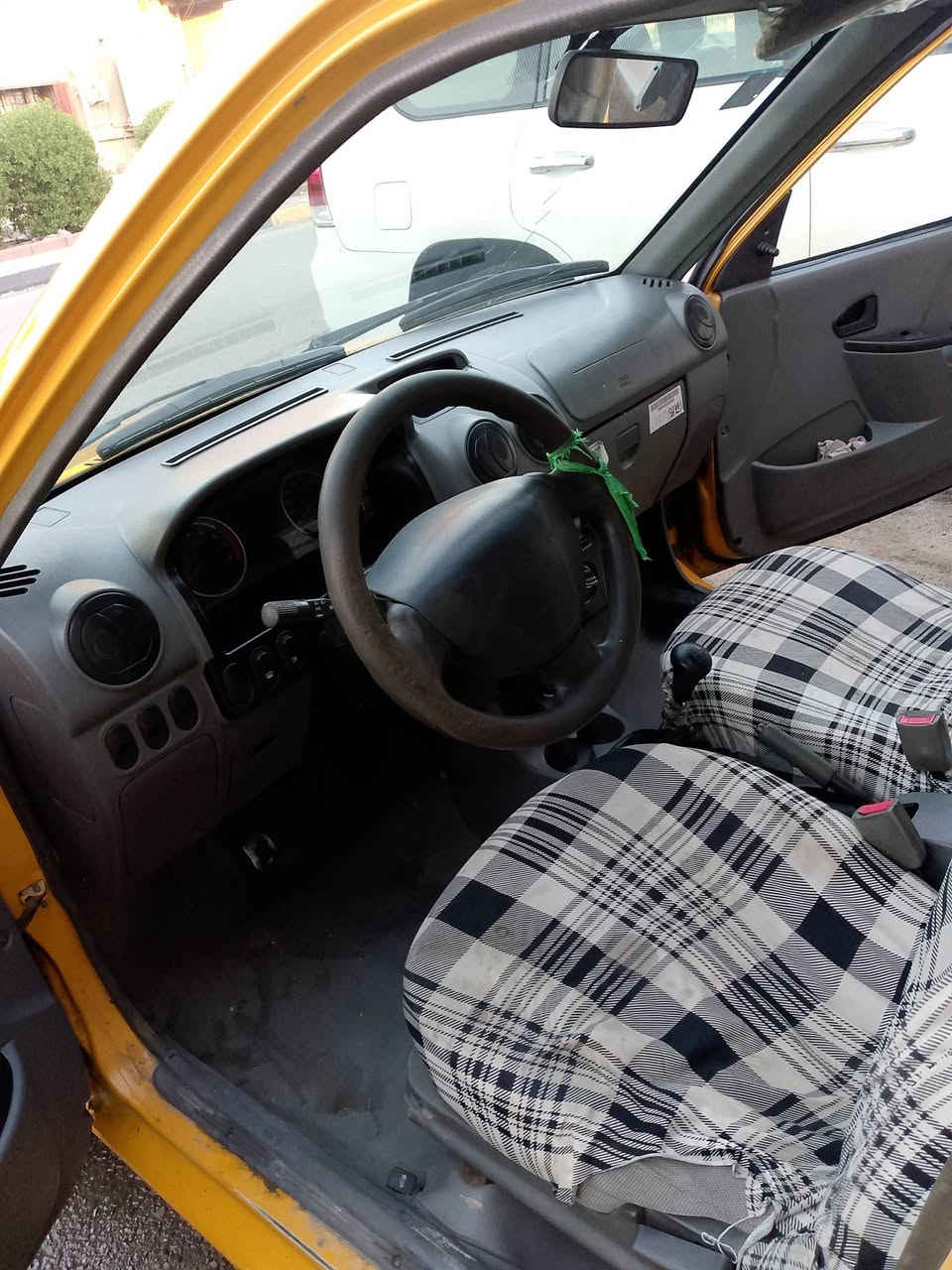 السلام عليكم شباب
لليع سايبه 18 باسمي جاهزه من كلشي كير ومكينه مكفولات
مصفره هيئه وغرامات كله شغال سنويه 29/ سعر 45 بيه مجال قليل سياره خير من الله /مكاني بغداد طالبيه 
رقم صاحب سياره /***********📞
