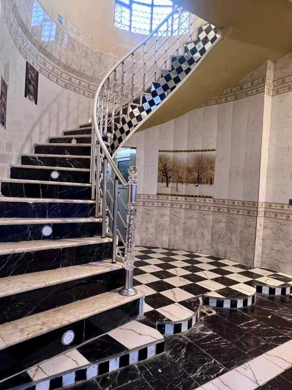 يتوفر قطعة ارض للبيع المساحه الكليه 750م 
معه بيت بمساحة 300م طابقين
يحتوي عل أربعة غرف نوم 

سند 25 تحويل مباشر باسم المشتري 

السعر 450

العنوان/ الحسينيه قنطرة البيضاء 

للإستفسار/***********
او على الخاص
