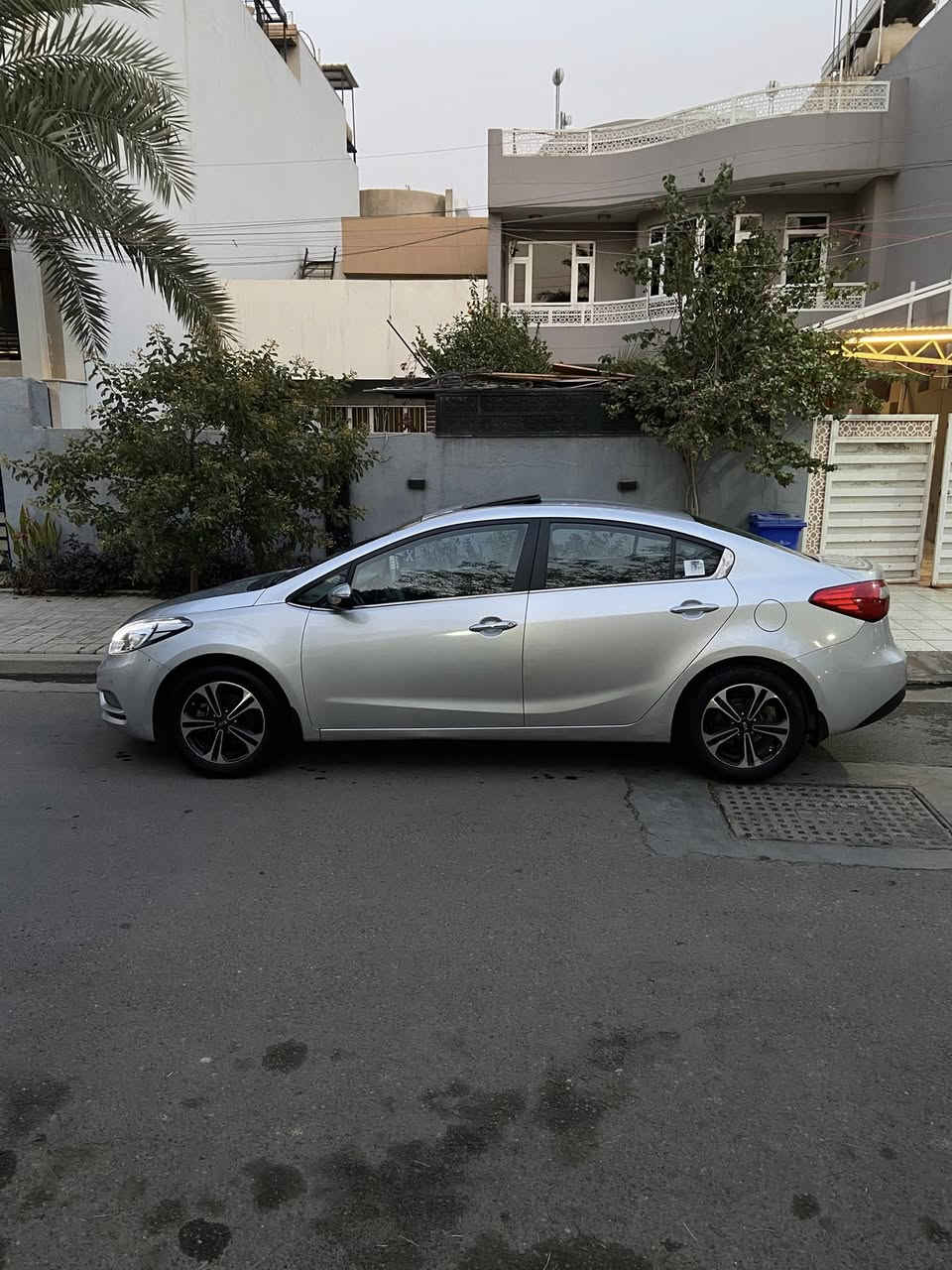 السلام عليكم
سيراتو 2013 خليجي مواصفات خاصة فول الفول 
بصمة + بصمة ابواب وجنطة 
ترحيب عند القتراب 
مري شفط 
تبريد منفصل + شاشة بل تبريد 
كشنات جلد 
فتحة 
لدات خلفية لدات امامية 
حساسات خلفية امامية 
كامرة + مسجل شاشة لمس بلاد 
مكينة 1600 دوش بلاد مفتوح قبغ ولفات فقط 
بيها قطعتين صبغ باب او جوملغ 
السيارة بيها سونار 
ماشية 143 
العنوان : بغداد السيدية 
السعر : 121 $ بيها مجال بسيط 
الرقم : ***********
