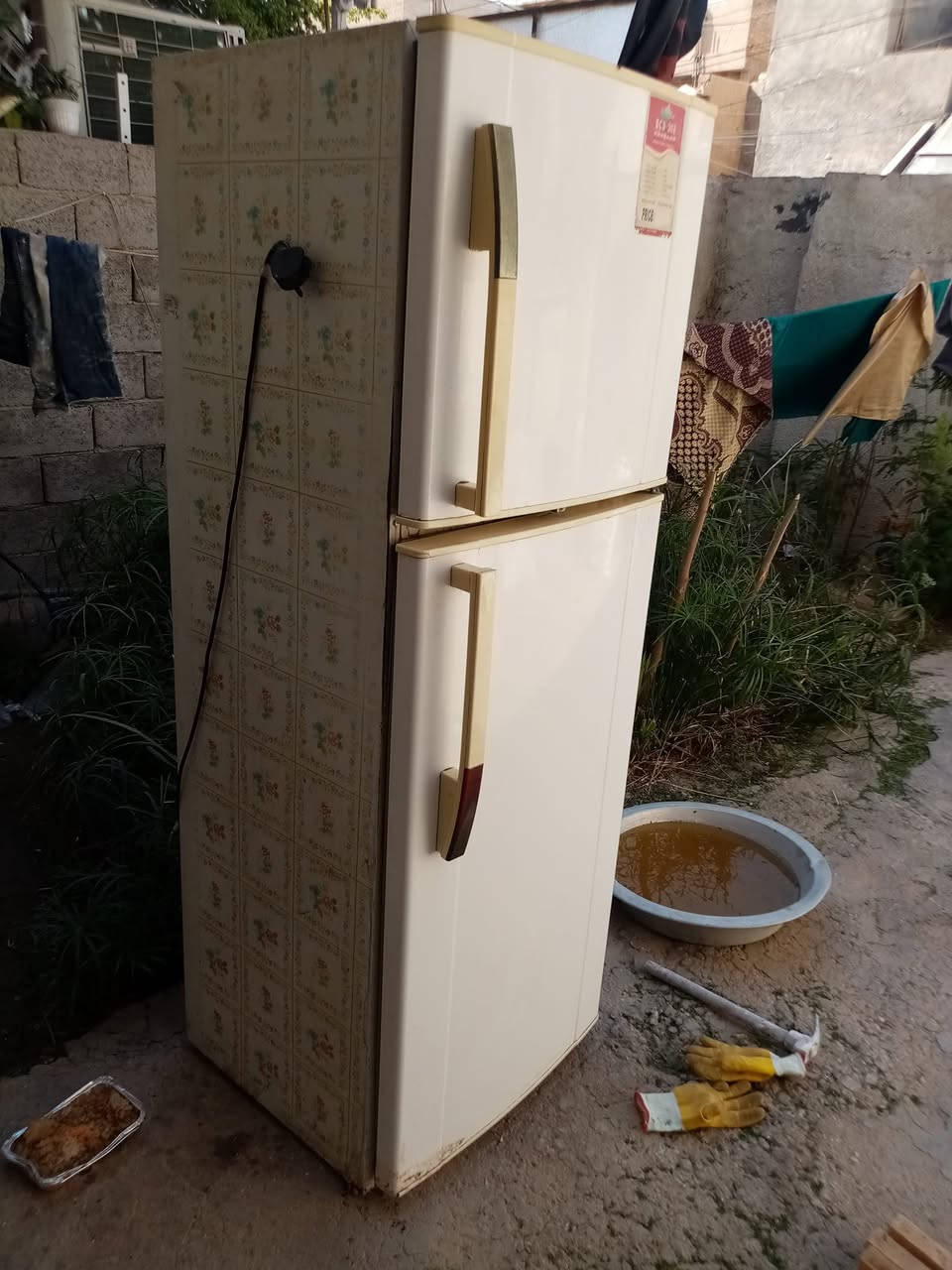ثلاجة للبيع مستعملة ماطور شغال بيها ليك لوانسداد فقط ***********
