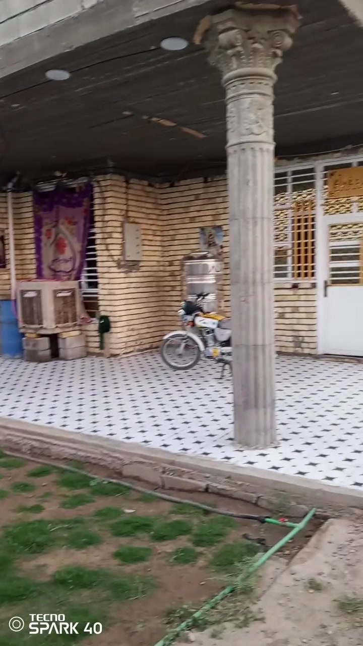 السلام عليكم للبيع بيت لمساحه نصف دونم مساحته لبنا 180متر بنا حديث يحتوي على ثلاث غرف نوم وصالي وستغبال ومطبخ حار+بارد لمكان ديالى خان بني سعد حي علي الهادي فرع لسعيدات صنف سند 25 طابو ***********
