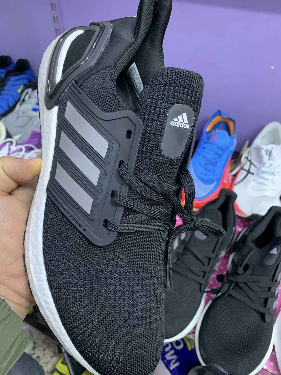 حذاء رياضي طبي باله نضافه 100/100 منشأ فيتنام قياس 45 طول قدم 29 السعر 25 يوجد توصيل جميع المحافظات ***********
